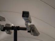 Osumnjičeni za nestanak Nancy Guthrie snimljen sigurnosnom kamerom a camera on a tripod