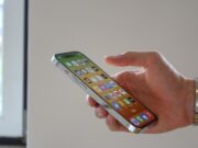 Policija uhapsila mladića i maloletnika zbog krađa parfema i telefona u Nišu