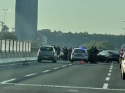 Automobil se prevrnuo na Mostu na Adi u Beogradu, saobraćaj usporen