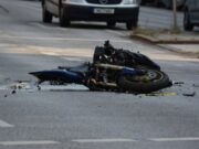 Motociklista povređen u sudaru sa automobilom u Sremčici, saobraćaj obustavljen