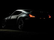 Provala u banku u Stuhr kod Bremena, osumnjičeni pobegli crnim vozilom A dramatic shot of a Nissan 370Z sports car illuminated in darkness with vibrant tail lights.