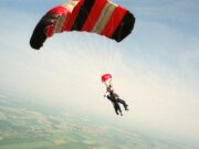 Slučaj Victoria Cilliers: pokušaj ubistva padobranom koji je šokirao Britaniju 2015. godine An exhilarating skydiving tandem dive over Baldwin, Wisconsin, under a vibrant parachute.