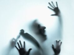 Ubistvo poštara Jasona Schaeferea: trostruko ubistvo u Longmontu i porodični sukob koji je šokirao Kolorado A mysterious silhouette with raised hands and a knife creates an eerie visual against frosted glass.