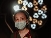 Beverley Allitt: medicinska sestra iz Lincolnshirea i smrt četvoro dece 1991. godine Nurse in scrubs with stethoscope in a dimly lit operating room setting