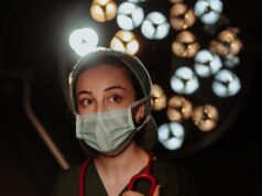 Beverley Allitt: medicinska sestra iz Lincolnshirea i smrt četvoro dece 1991. godine Nurse in scrubs with stethoscope in a dimly lit operating room setting