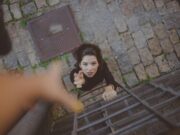 Šest čuvenih otmica: priče Elizabeth Smart, Jaycee Dugard i drugih žena koje su preživele zatočeništvo Woman climbs iron ladder outdoors, reaching for help with determination.