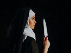 The Keepers: nerazjašnjeno ubistvo časne sestre i borba protiv seksualnog zlostavljanja u Baltimoru Side view of a nun holding a knife against a black background, creating a mysterious and intriguing scene.