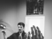 Dva nastavnika iz Erfurta optužena za zlostavljanje učenice, istraga u toku grayscale photography of two people raising their hands