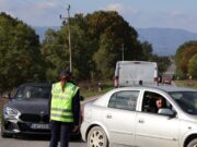 Saobraćajna nezgoda na Dobanovačkoj petlji kod aerodroma, teško oštećen automobil