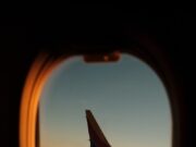 DB Cooper: otmica aviona iz 1971. i ispovest koja je otvorila novu misteriju posle pola veka a view of the wing of an airplane through a window