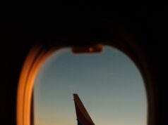 DB Cooper: otmica aviona iz 1971. i ispovest koja je otvorila novu misteriju posle pola veka a view of the wing of an airplane through a window