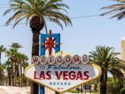 Turista iz Kanade osumnjičen za zlostavljanje flamingosa u hotelu u Las Vegasu The classic 'Welcome to Las Vegas' sign amidst palm trees, under a bright blue sky.