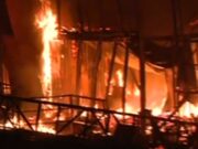 Požar na splavu u Bloku 45 na Novom Beogradu, vatrogasci na terenu