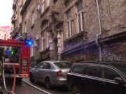 Požar na Čukarici zahvatio krov kuće, vatrogasci evakuisali dvoje ljudi