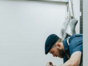 Ubistvo vlasnika mesare u Parizu, osumnjičen njegov pastork Alexis (38) man in blue shirt slicing meat