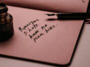 Antisemitski simboli iscrtani na kancelariji poslanika u Parizu, pokrenuta istraga