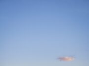 Policija u Severnoj Karolini uhapsila muškarca nakon pronalaska tri tela u kamp prikolici an airstream parked in a field with a blue sky in the background
