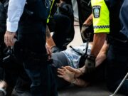 Tri policajca povređena tokom intervencije u Brestu, uhapšen muškarac sa nožem