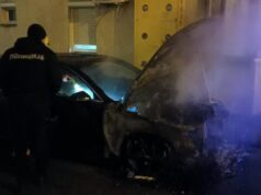 Požar uništio dva automobila u Mirijevu, policija traga za osumnjičenim