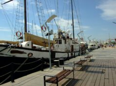 Jedriličar Kevin Escoffier u Lorijenu optužen za četiri seksualna napada white and black boat on dock during daytime
