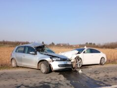 Automobil udario u zaštitnu ogradu na putu Mladenovac–Topola, strahuje se da ima poginulih