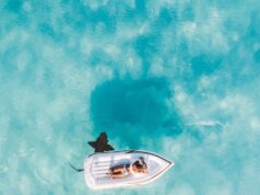 Nestanak Lynette Hooker: misteriozni slučaj sa Bahama i hapšenje supruga Brajana 2026. godine person sun bathing on white inflatable buoy under sunny skies