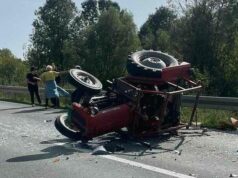 Nesreća kod Peći, prevrnuo se traktor, jedna osoba izgubila život