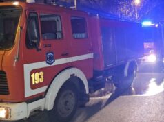 Požar zahvatio napušteni objekat u centru Pančeva, vatrogasci na terenu