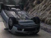 Automobil se prevrnuo na batajničkom drumu, povređena žena ostala nepomična