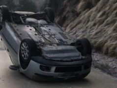 Automobil se prevrnuo na batajničkom drumu, povređena žena ostala nepomična