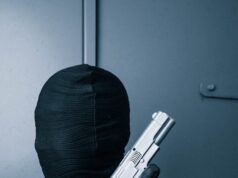 Slučaj Michael Barisone: sukob na imanju Hawthorne Hill i pucnjava koja je šokirala dresuru a man in a black suit holding a gun