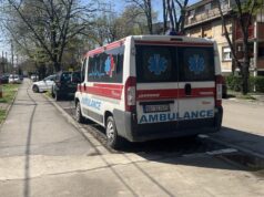 Kamion sleteo s puta u Kaluđerici i udario u autobusko stajalište, povređena žena