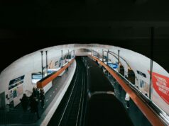 Napad mačetom u pariskom metrou, maloletnik povređen u predelu lica A busy Paris metro station captured with commuters waiting for their train.