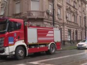 Žena povređena nakon pada u šaht tokom policijske kontrole u Nišu