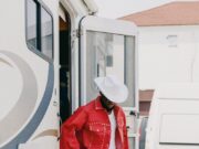 Slučaj David Anthony Burke: ubistvo Celeste Rivas i pad muzičke zvezde 2026. godine Man in red cowboy outfit stands by rv