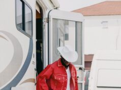 Slučaj David Anthony Burke: ubistvo Celeste Rivas i pad muzičke zvezde 2026. godine Man in red cowboy outfit stands by rv