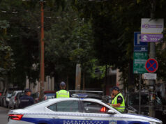 SAOBRAĆAJNA POLICIJA U AKCIJI: Za tri sata otkrivena 44 prekršaja vozača dvotočkaša, neki ugrožavali pešake na trotoaru In front of Dorcol square, where the "Mirdita, good day" festival is supposed to start tonight, a group of young men have gathered and are preventing the crowd from entering this area with Serbian flags, and the police have blocked the access street with their cars. Ispred Dorcol placa, gde veceras treba da pocne festival "Mirdita, dobar dan", okupila se grupa mladica koji sprecavaju ulazak u ovaj prostor i masu srpskim zastavama, a policija je kolima blokirala prilaznu ulicu.