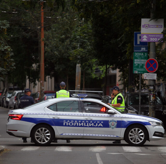 In front of Dorcol square, where the "Mirdita, good day" festival is supposed to start tonight, a group of young men have gathered and are preventing the crowd from entering this area with Serbian flags, and the police have blocked the access street with their cars. Ispred Dorcol placa, gde veceras treba da pocne festival "Mirdita, dobar dan", okupila se grupa mladica koji sprecavaju ulazak u ovaj prostor i masu srpskim zastavama, a policija je kolima blokirala prilaznu ulicu. In front of Dorcol square, where the "Mirdita, good day" festival is supposed to start tonight, a group of young men have gathered and are preventing the crowd from entering this area with Serbian flags, and the police have blocked the access street with their cars. Ispred Dorcol placa, gde veceras treba da pocne festival "Mirdita, dobar dan", okupila se grupa mladica koji sprecavaju ulazak u ovaj prostor i masu srpskim zastavama, a policija je kolima blokirala prilaznu ulicu.