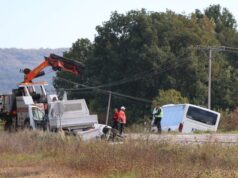 Autobus sleteo sa puta kod Pojata, putnici izašli iz vozila