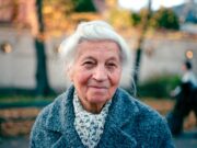Baka osuđena za ubistvo iz nehata nakon smrti četvorogodišnje unuke u Baton Ružu An old woman is walking down the street