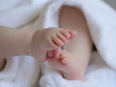 Majka iz okoline Ivanjice osuđena na 15 godina zatvora zbog smrti dvomesečne bebe baby, child, grandchild, feet, baby feet, infant, children's feet, toes, cute, baby, baby, baby, baby, baby
