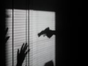 Par pronađen mrtav u kamp prikolici u Floridi, policija sumnja na ubistvo i samoubistvo silhouette of person on window