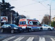 Biciklista dostavljač teško povređen u saobraćajnoj nesreći u Ruzveltovoj ulici
