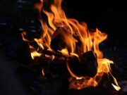 Požar zahvatio deponiju Gigoš u blizini Jagodine Vivid campfire flames creating warmth and light in a dark outdoor setting.