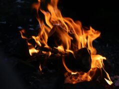 Požar zahvatio deponiju Gigoš u blizini Jagodine Vivid campfire flames creating warmth and light in a dark outdoor setting.