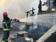Požar zahvatio tri barake na Čukarici, na terenu 18 vatrogasaca