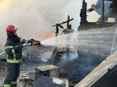 Požar zahvatio tri barake na Čukarici, na terenu 18 vatrogasaca