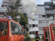 Požar u stanu na Novom Beogradu, oštećeno više spratova i automobili