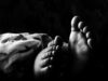 Telo deteta pronađeno u žbunju u Renu, policija pokrenula istragu Captivating black and white photo of an infant's feet, symbolizing innocence and new beginnings.