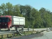 Šleper udario u zaštitnu ogradu na autoputu kod Smedereva, nema povređenih